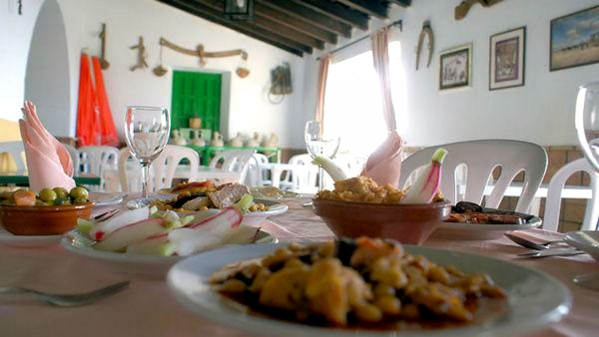 Platos tradicionales cono el ajo, menudo y berza con pringá. | G.C.