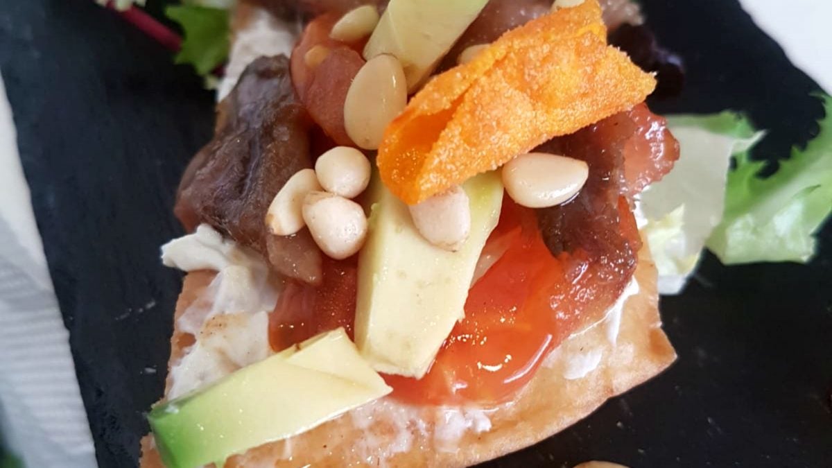 Tosta de ahumados con queso, pimientos asados y piñones. | Cedida