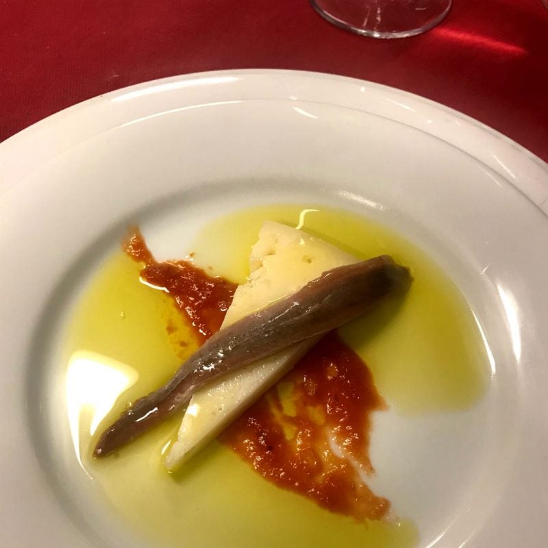 Anchoa con queso Payoyo con tomate triturado y aceite de oliva virgen.