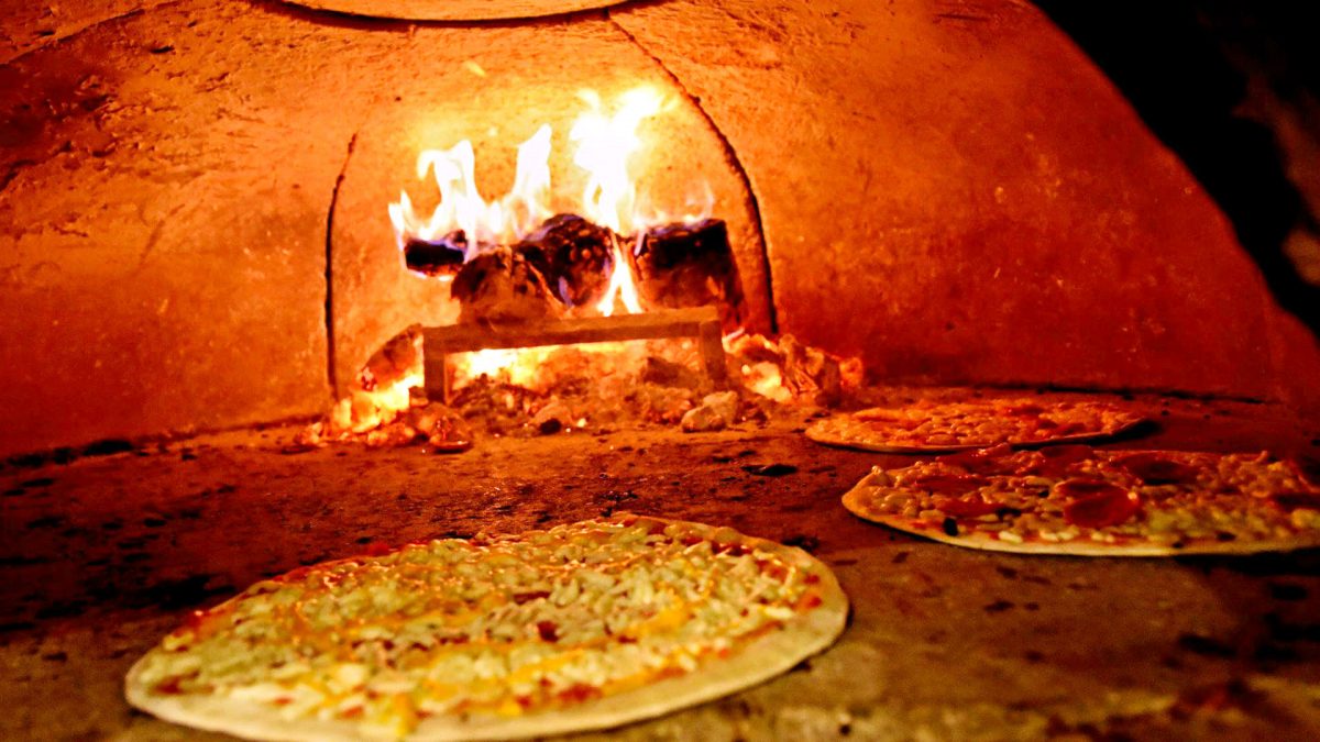 La auténtica pizza italiana es la elaborada en horno de leña. | Bruno Philippe