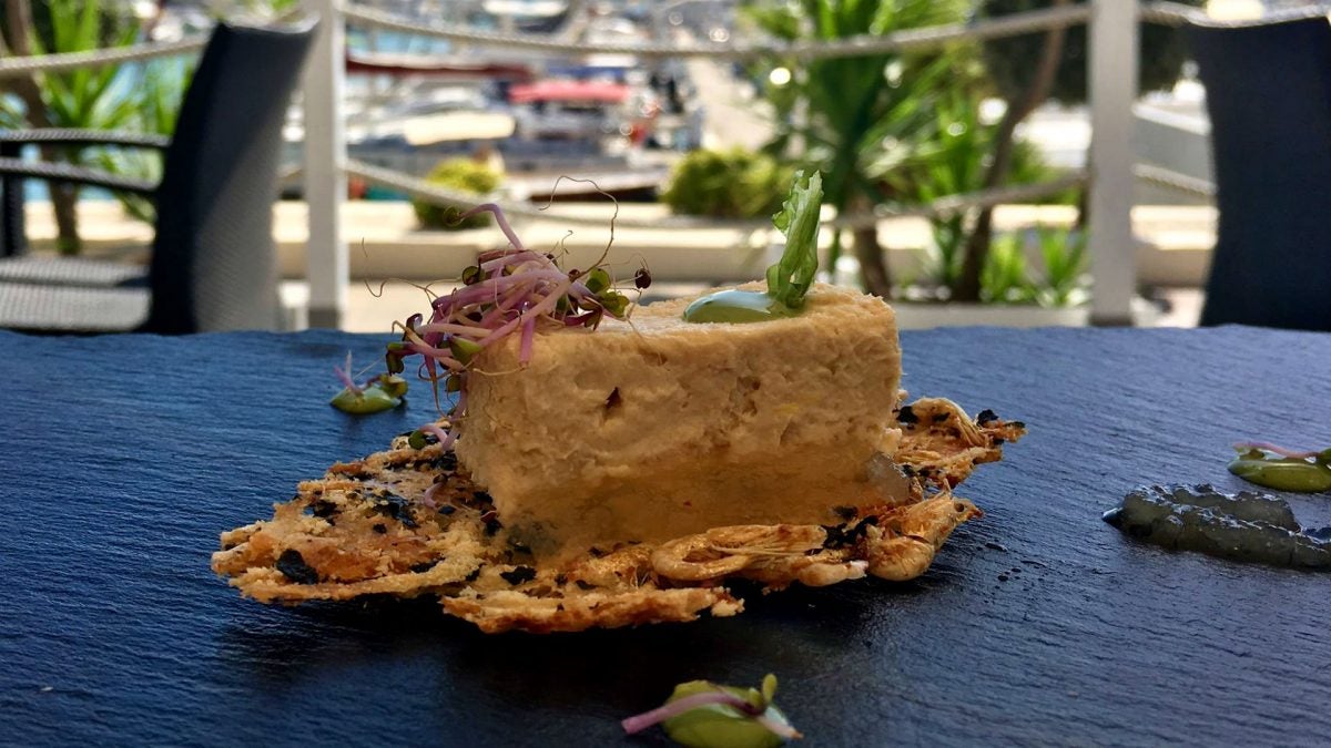 Pastel de Lubina de estero sobre falsa tortillita de camarones con mayonesa de plancton, tapa del hotel Puerto Sherry.