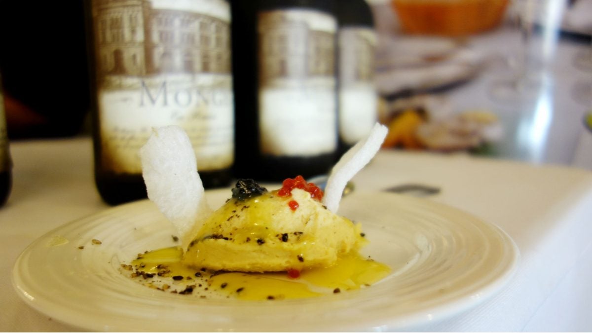 Humus con huevas de mújol y aceite de lubina ahumada de La Alegría.