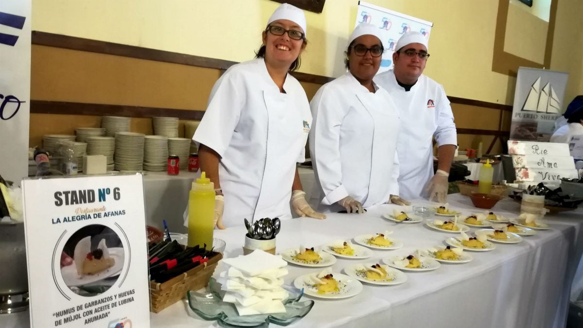 Personal delrestaurante La Alegría de Afanas El Puerto posan junto a su creación.