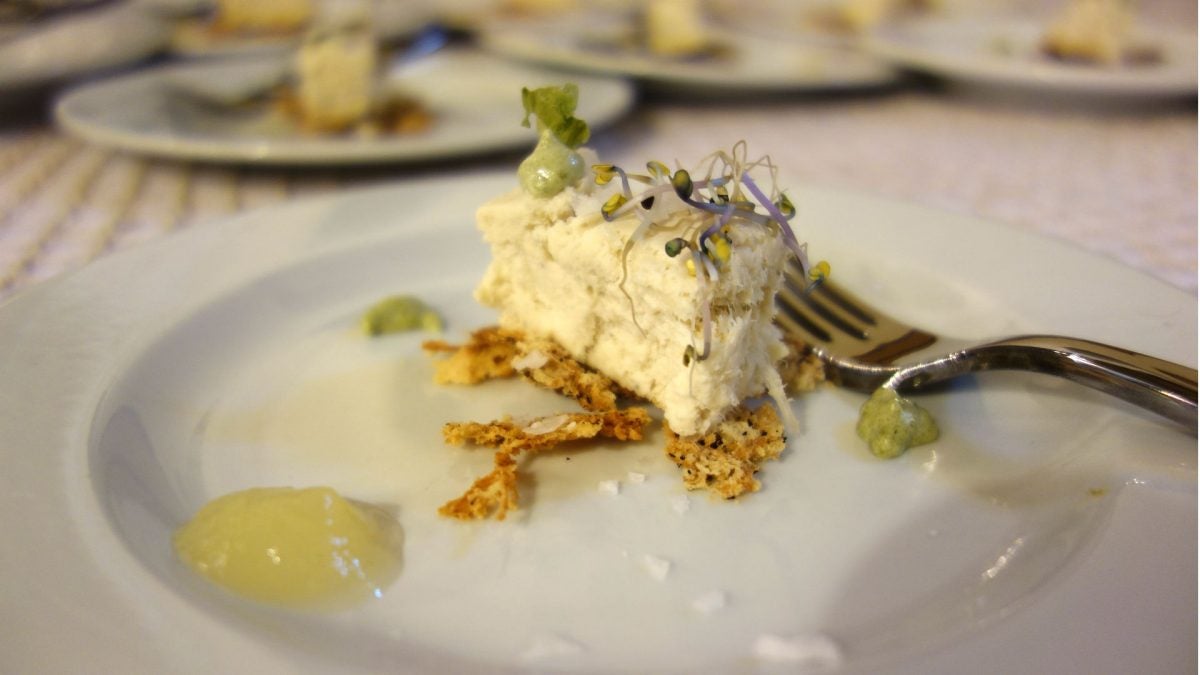 Pastel de lubina sobre falsa tortillita de camarones del hotel Puerto Sherry.