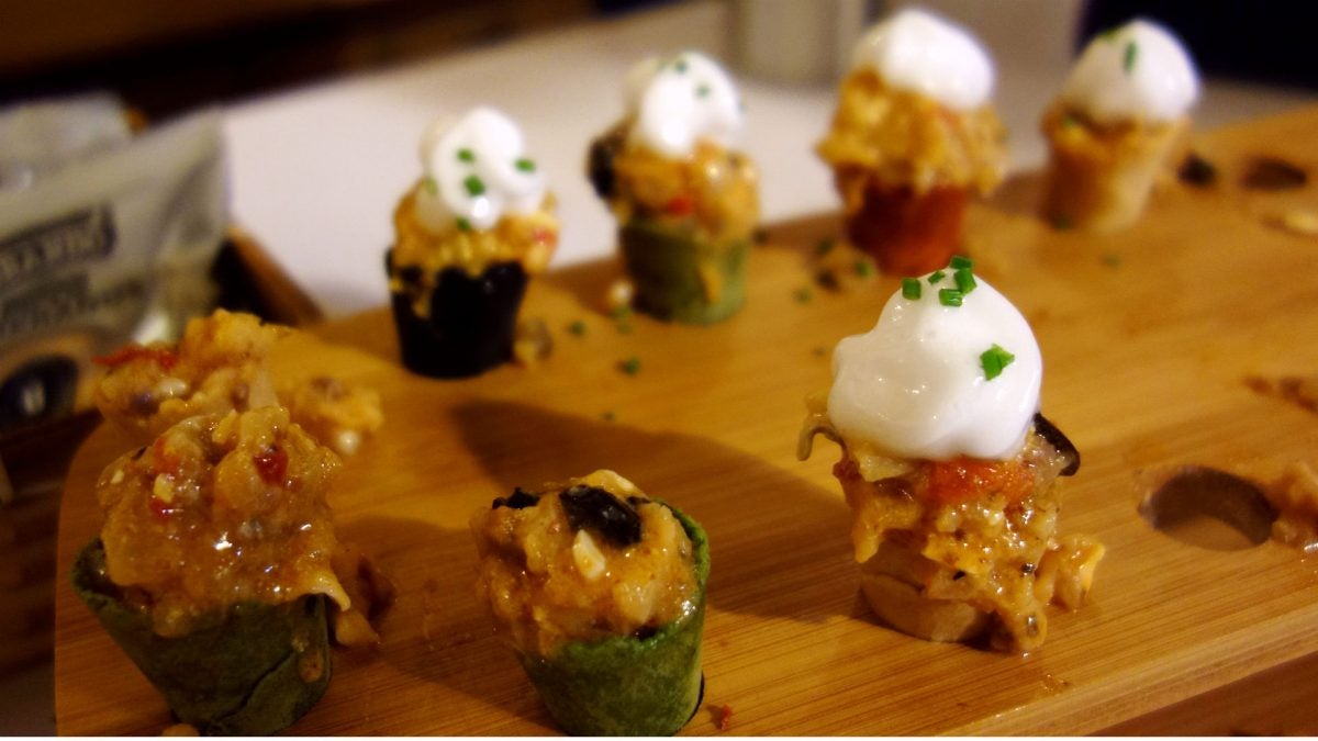 Mini cucuruchos de tartar de pescado de estero coronados con espuma de agua de mar.