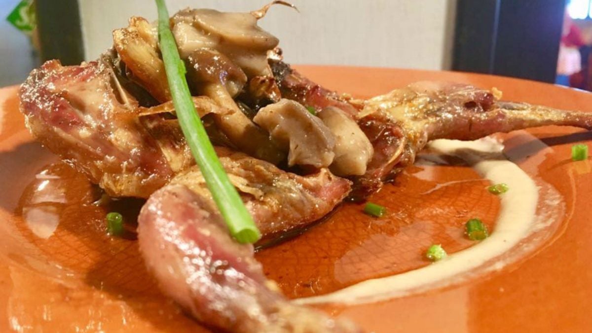 Codorniz asada con salsa de castañas de Restaurante Casa El Pengue. | Cedida.