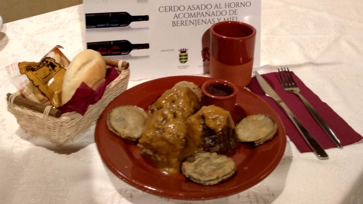 Cerdo asado al horno acompañado de berenjenas y miel del Pub La roca. | Cedida.