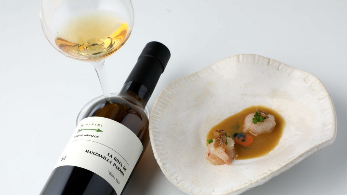 Escabeche de aceitunas, tagarninas y langostinos de Sanlúcar, servido con Manzanilla Pasada bota 83 | G.C.