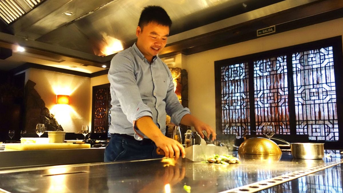 Zhen Ling Shi es un experto en la técnica del Tepanyaki, la plancha a la vista del cliente.