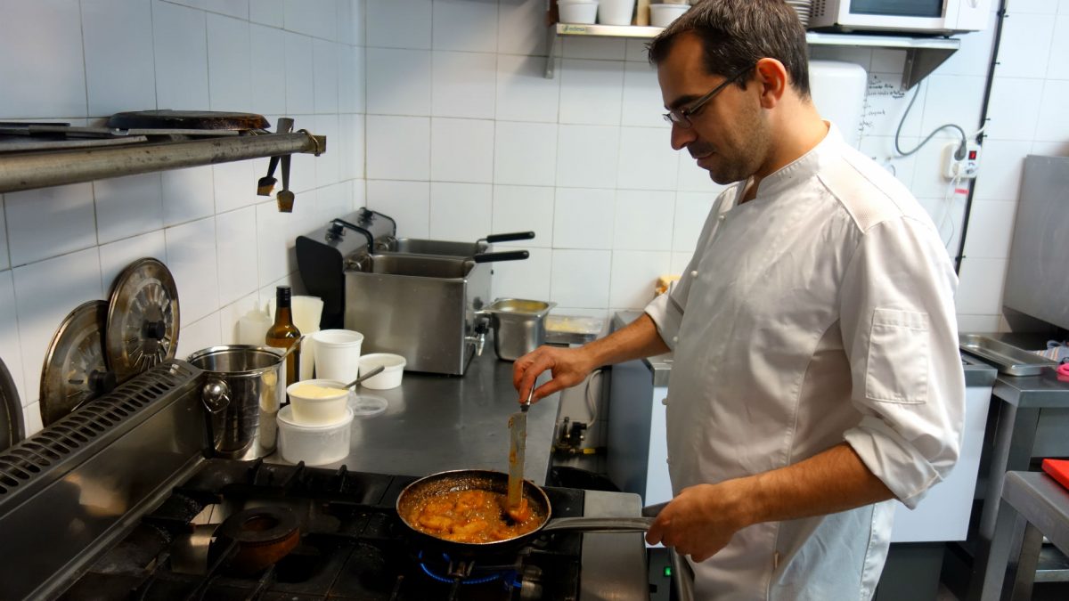 Joaquín Serrano, segundo cocinero, prepara unas torrijas francesas.