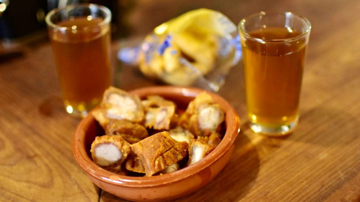 Tapa de chicharrones jerezanos acompañados de Amontillado en Tabanco El Pasaje