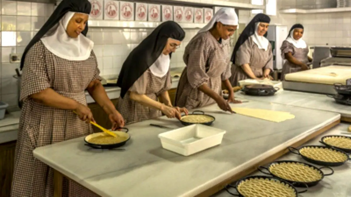 Agustinas Recoletas de Chiclana elaborando su famosa tarta de almendras. | Cedida