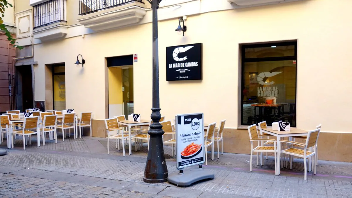 El establecimiento dispone de terraza en la calle Plocia de Cádiz. | G.C.