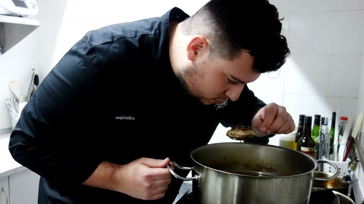 Isidro López transforma los productos de la zona en nuevas creaciones de cocina fusión. | G.C.