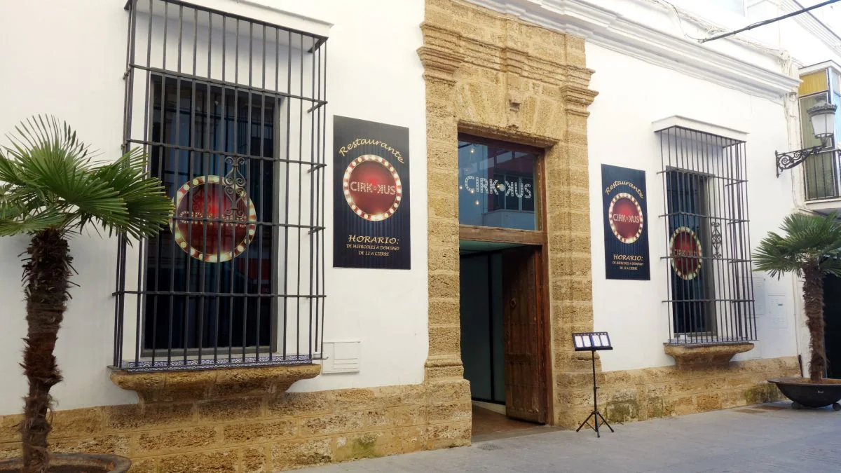 El restaurante se ubica en una antigua casa señorial del centro de Chiclana. | G.C.