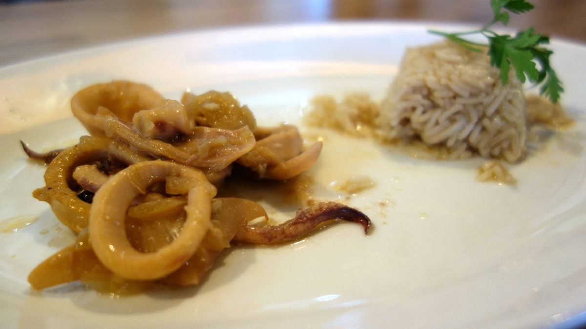 Tapa de chocos guisados acompañados de arroz. | G.C.