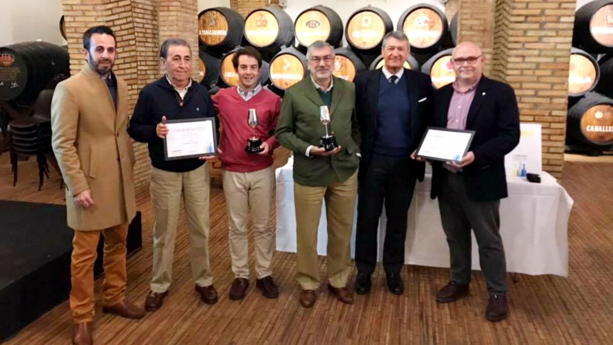 Foto de familia tras la entrega de premios en la Bodega San Ginés. | Cedida.