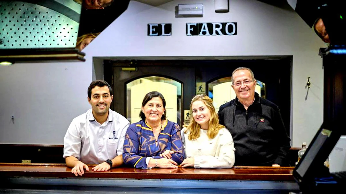 La familia Jiménez-Córdoba posa al completo en la histórica barra de El Faro. | Cedida
