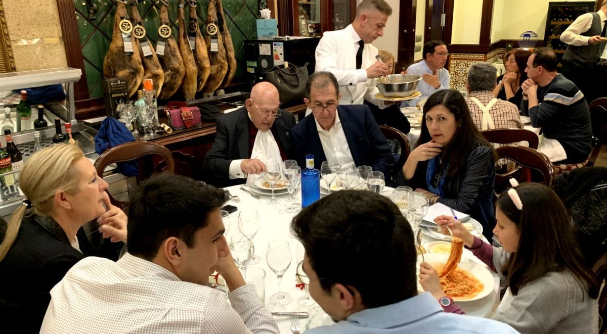 Gonzalo Córdoba en la mesa junto a su hijo Fernando, hoy encargado de El Faro de El Puerto. | G.C.