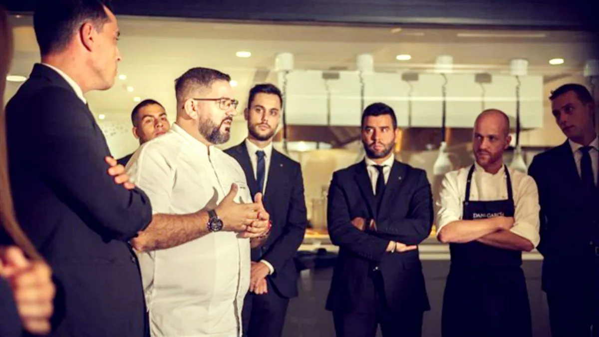 Momento en el que el chef comunica a su equipo el cierre de su restaurante. | Cedida