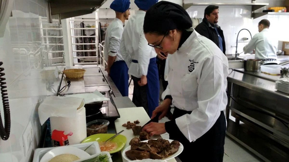 Elisabeth Vargas, chef de Peña Albarracín, prepara su plato durante el certamen Chef Sierra 2018. | Cedida.