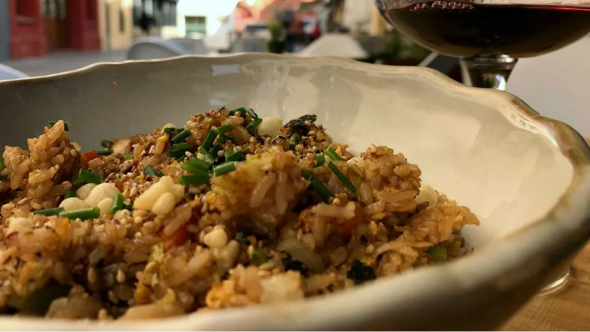 Toriyakimeshi, arroz salteado con verduras y pollo.| Cedida.