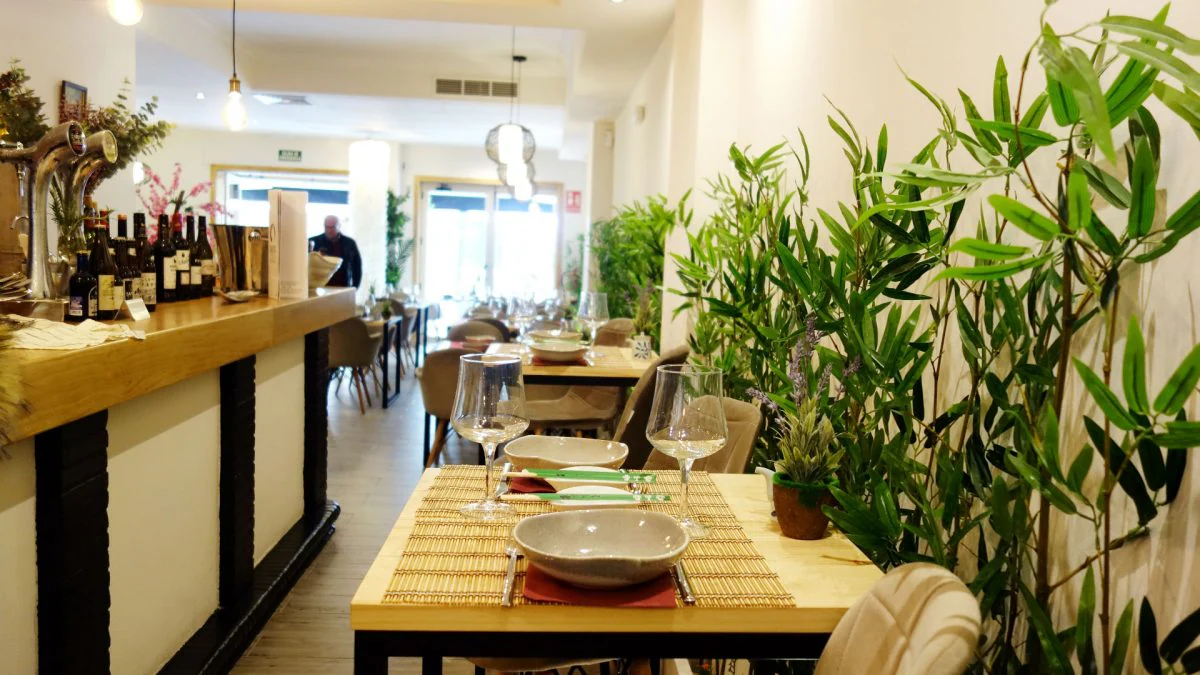 El restaurante cuenta tanto con mesas altas junto a la barra como mesas bajas en el salón. | G.C.