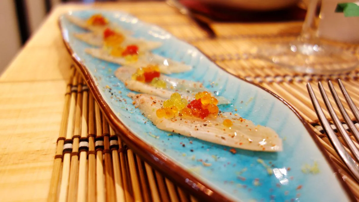 Tiradito de hamachi, elaborado con pez limón, ralladura de cítricos y huevas de pez volador. | G.C.