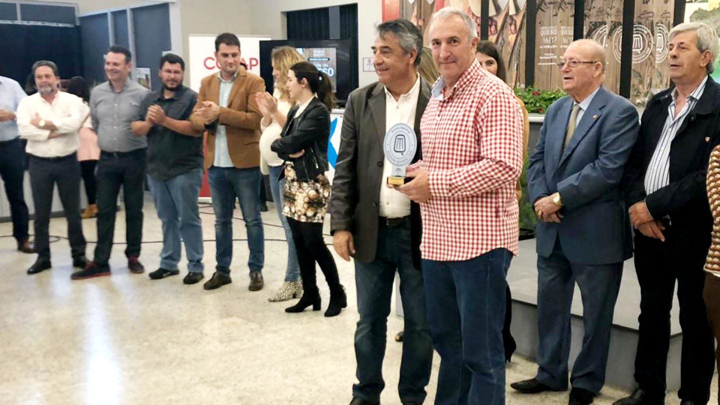 Jorge Antonio Puerto recoge el premio en el I Salón del Queso de Andalucía. | Cedida.