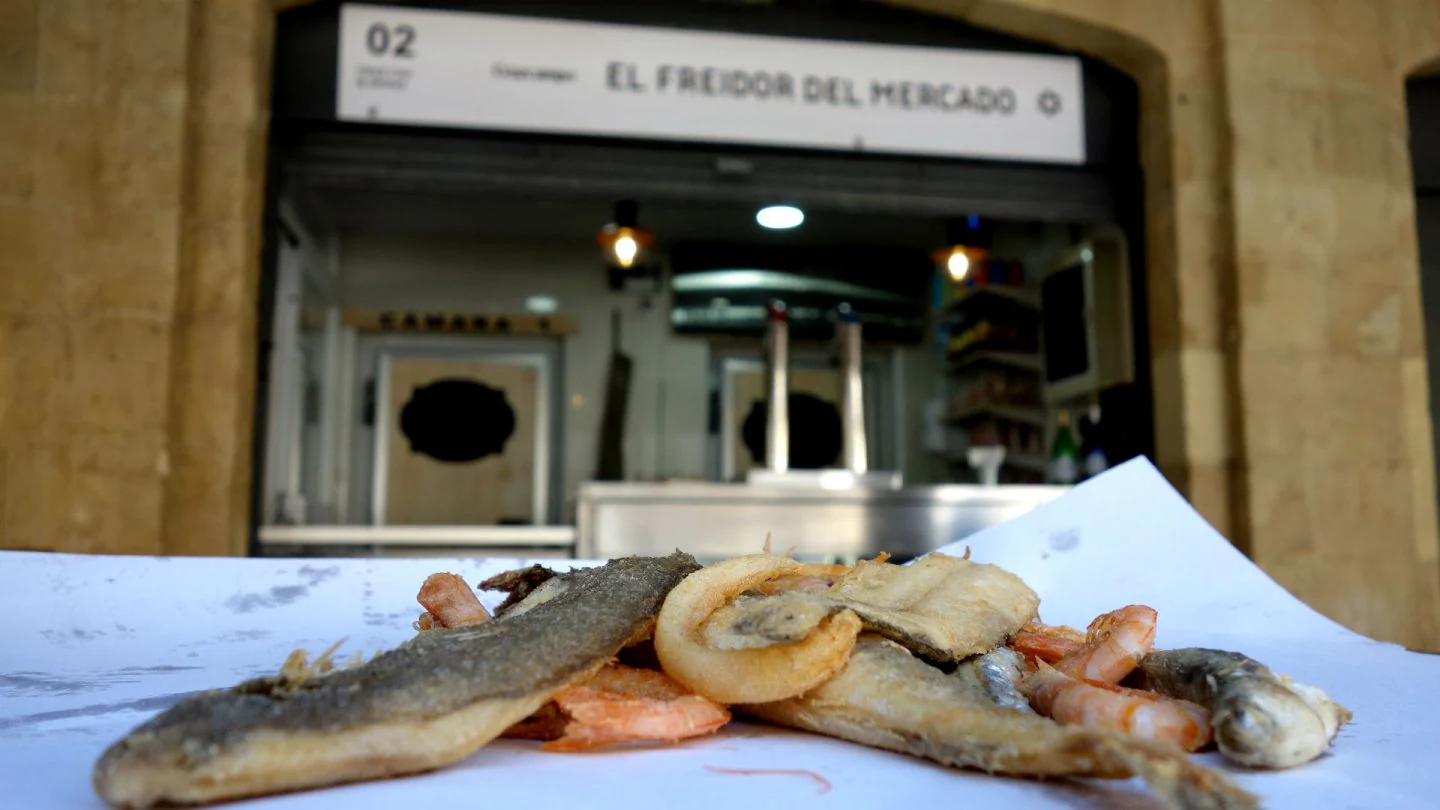 El Freidor del Mercado se ubica en los puestos 1 y 2 del Mercado Central de Cádiz. | G.C.