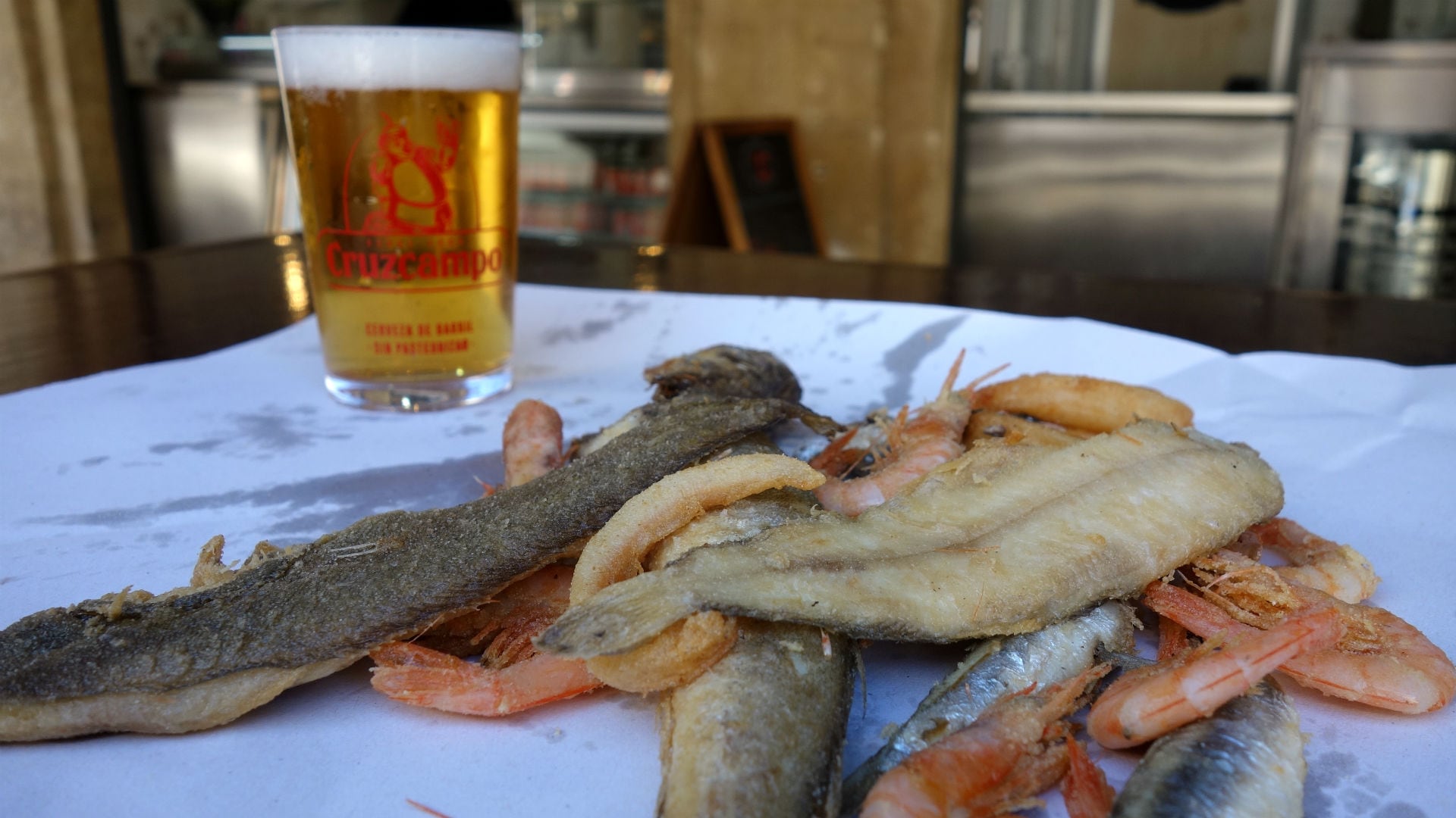 El pescaito frito llega al Rincón Gastronómico del Mercado Central de Cádiz