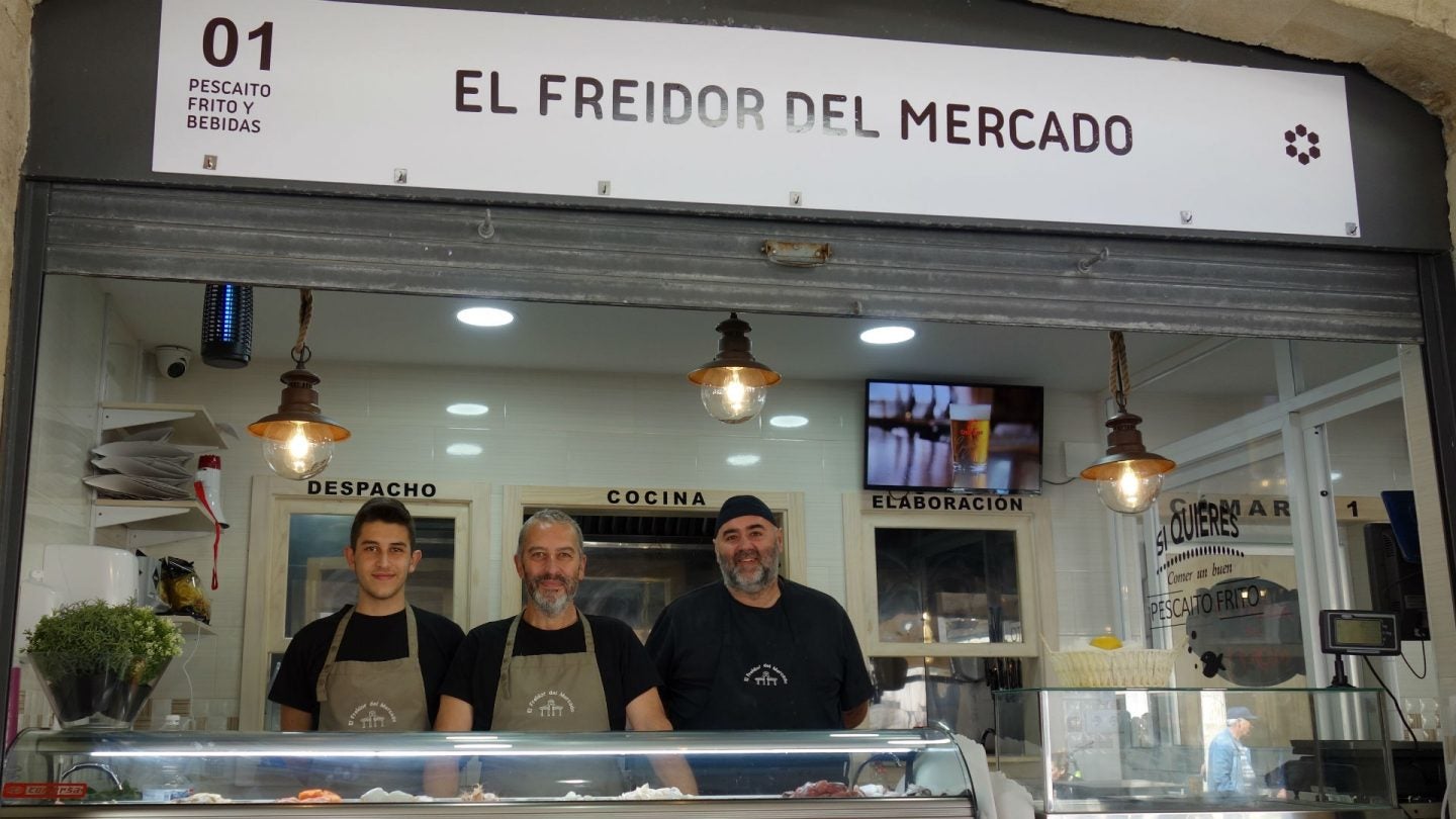 Fernando Coucheiro (hijo y padre) junto a Marcos Ruiz, orgullosos de la puesta en marcha del proyecto. | G.C.