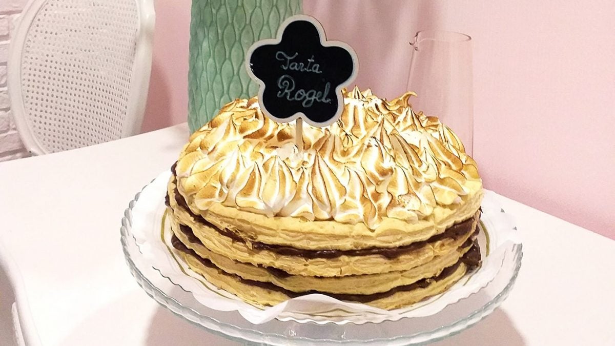 La tarta Rogel, de hojaldre, dulce de leche y merengue italiano, es una de las más demandadas. | Cedida.