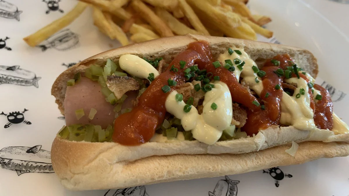 El perrito caliente de breca con patatas fritas es una de las novedades en La Taberna del Chef del Mar