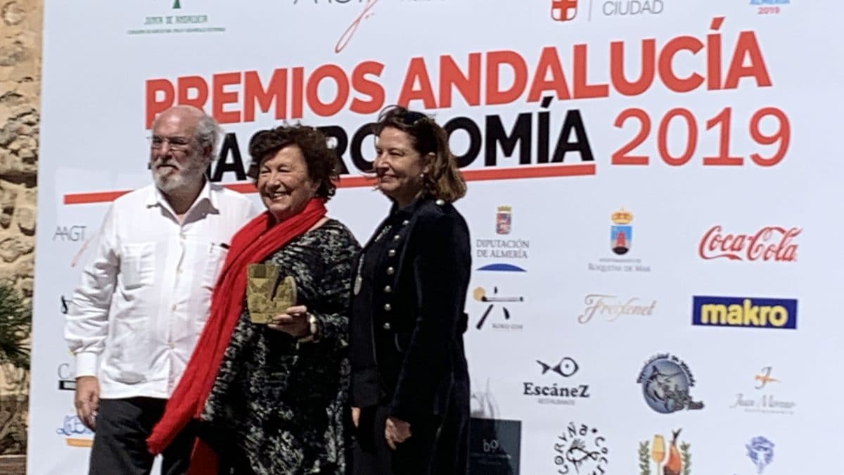 Paz Ivison recoge su premio junto a Fernando Huidobro y la consejera Carmen Crespo.