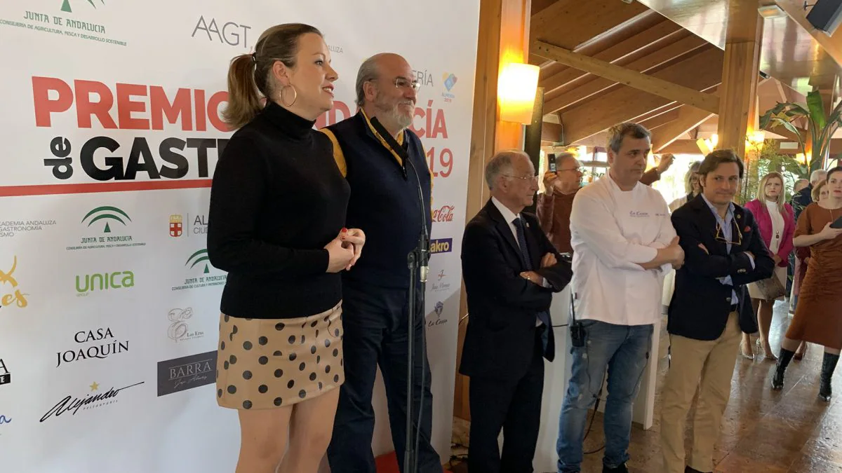 África Mateos,comendadora de la AAGT por Almería, con Fernando Gabriel Amat, alcalde de Roquetas de Mar, y José Álvarez, chef del restaurante La Costa.