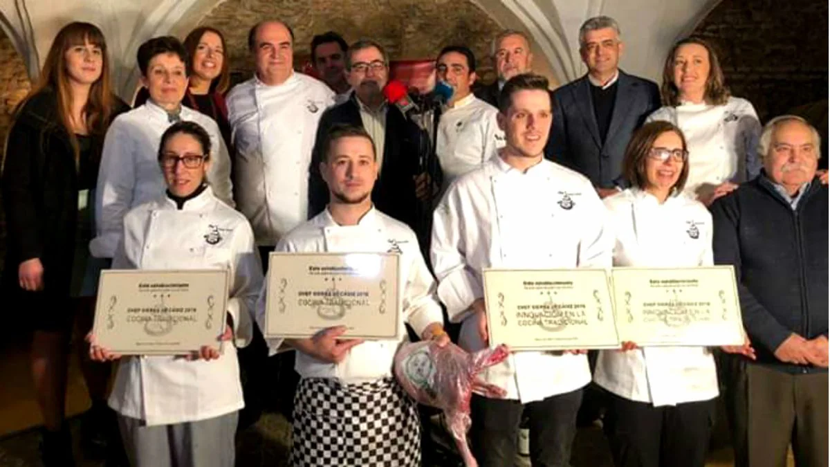 Ganadores del certamen Chef Sierra 2018 junto al jurado y autoridades. | Cedida