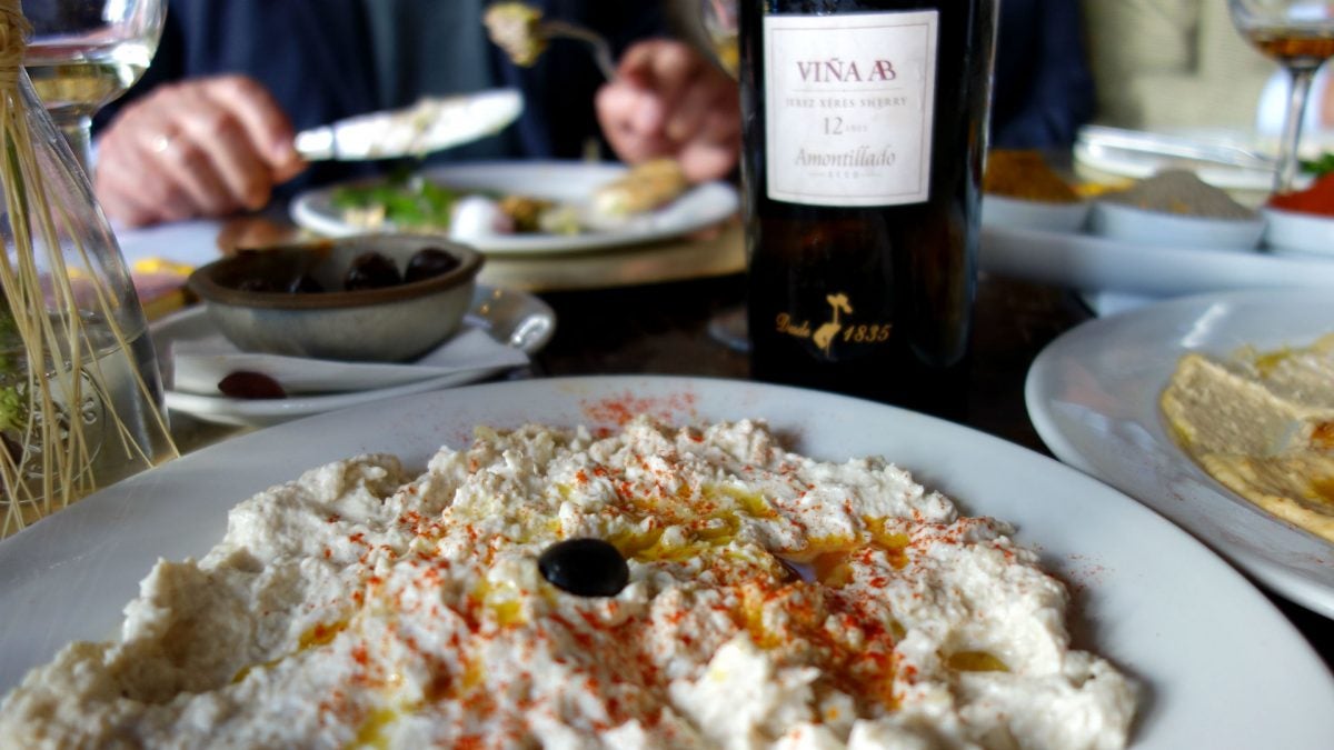 Babaganoush, crema de berenjena ahumada con yogur, ajo y tahini. | G.C.