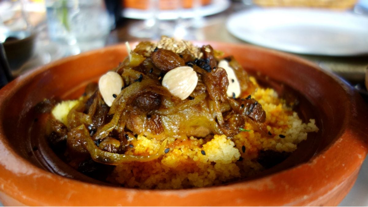 Cous cous agridulce de ternera retinta con cebolla y pasas caramelizadas. | G.C.