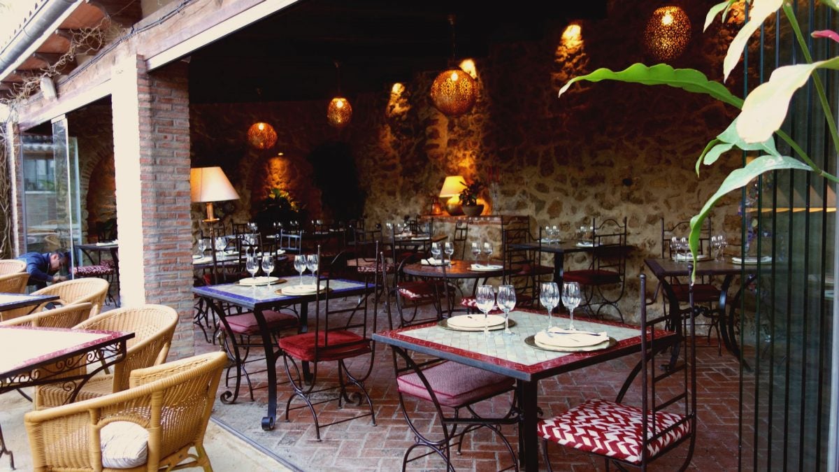 Patio del restaurante El Jardín del Califa en el centro histórico de Vejer.