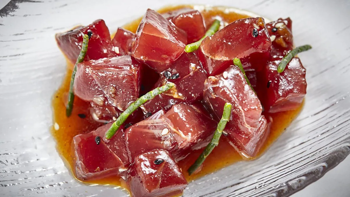 Tacos de atún rojo salvaje de almadraba marinados ligeramente picantes con sésamo tostado.