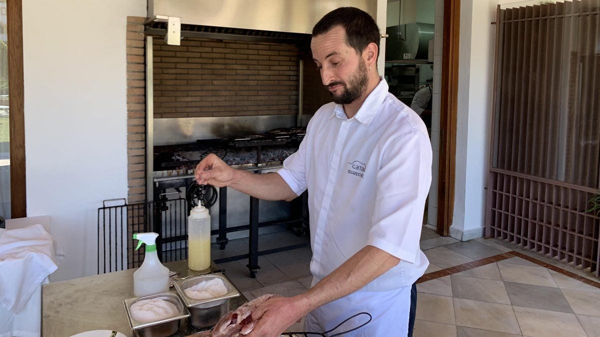 Eduardo Pérez está al frente de las parrillas en Cataria.