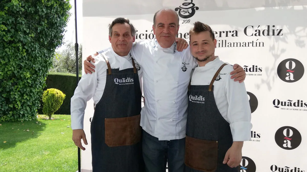 Antonio Colsa con los ganadores del Chef Sierra de Cádiz, Diego Medina y Sandro Gil.