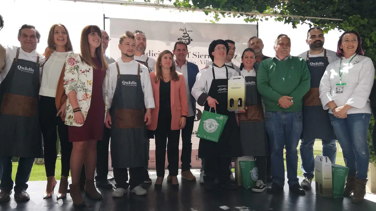 Ganadores, participantes y autoridades presentes en la final del Chef Sierra de Cádiz.