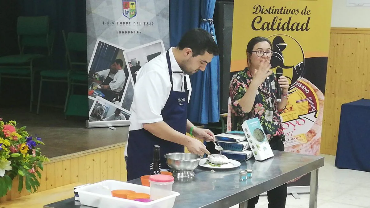 Mario Jiménez preparando su plato. Junto a él, Consuelo Guerra, de Suralgas.