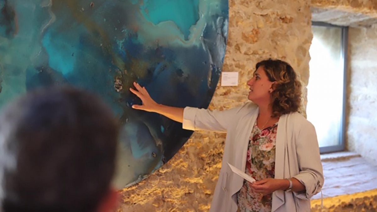 Marina Gadea, junto a una de sus obras.