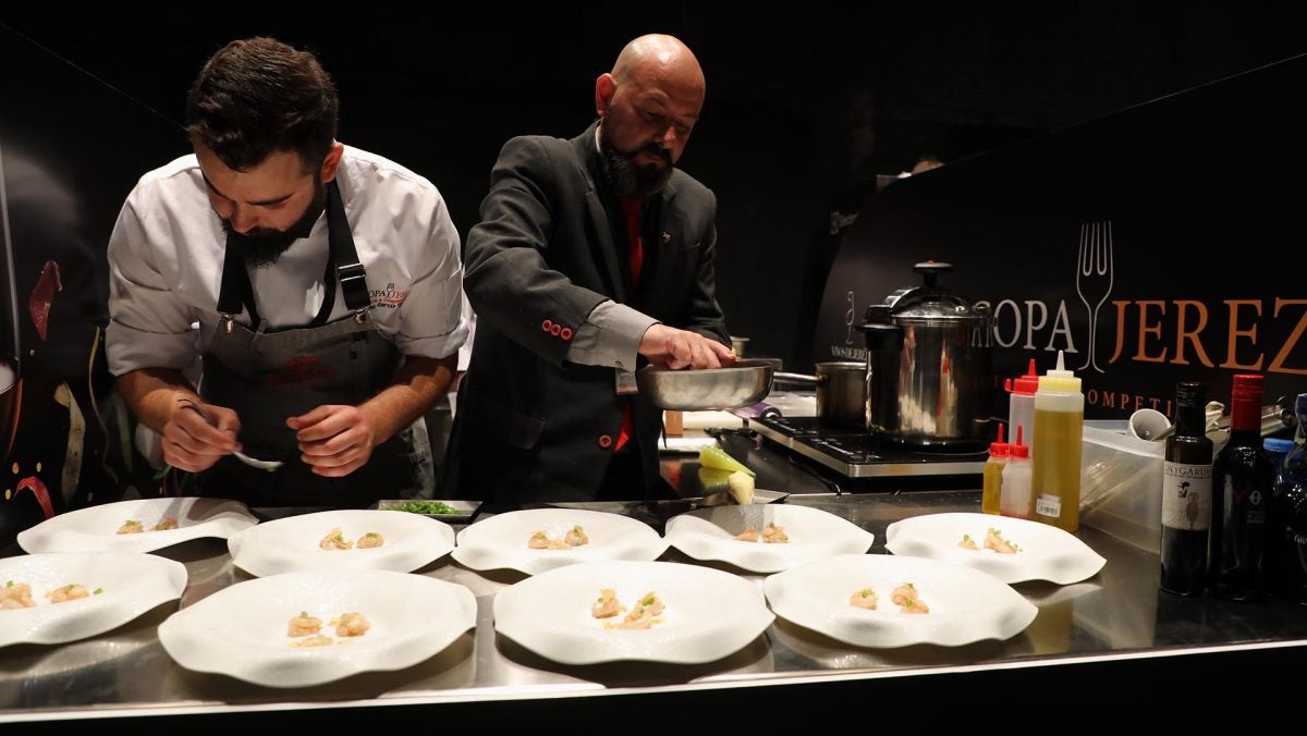 El equipo español, en plena faena.