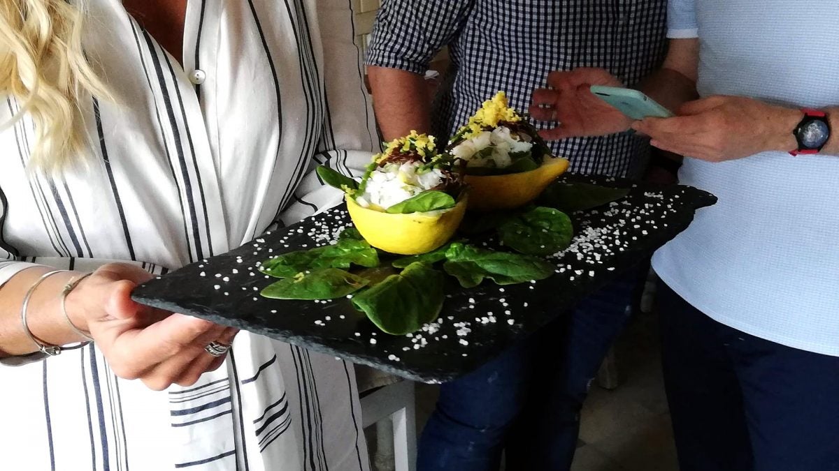 El ceviche de bacalao, lima, chile y leche de coco, servido en la copa de limón de Santa Lucía.