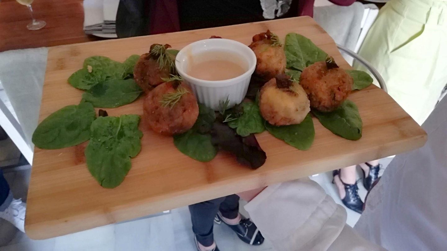 Croquetas de retinto con ciruelas, PX y tomillo.