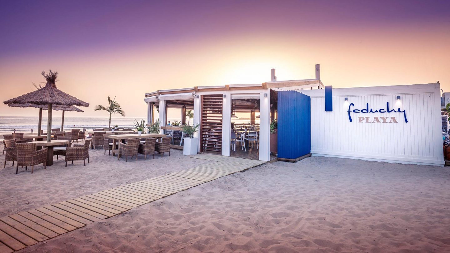 Feduchy Playa es otro de los mejores establecimientos para disfrutar de una comida en la playa. 